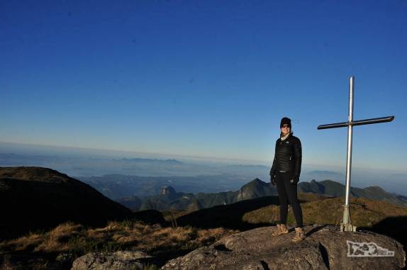 No alto do Morro do Marco, no Parque Nacional da Serra dos Órgãos, no Rio de Janeiro. Ao fundo, a Baía da Guanabara